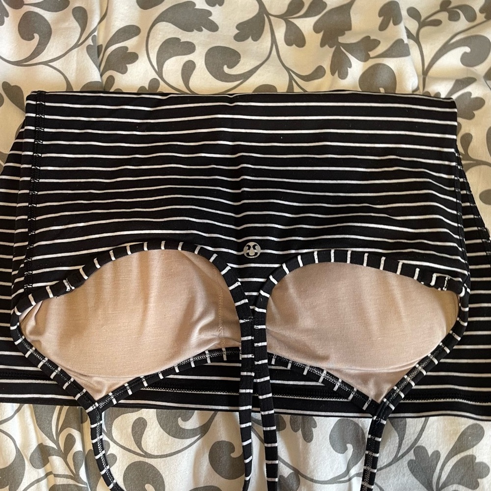 Lululemon Athletica Black and White Sleeveless Crop Top